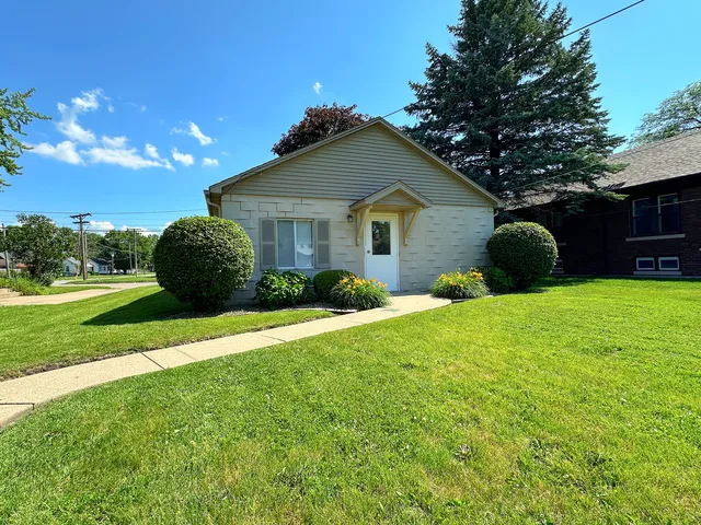 a view of a house with a backyard