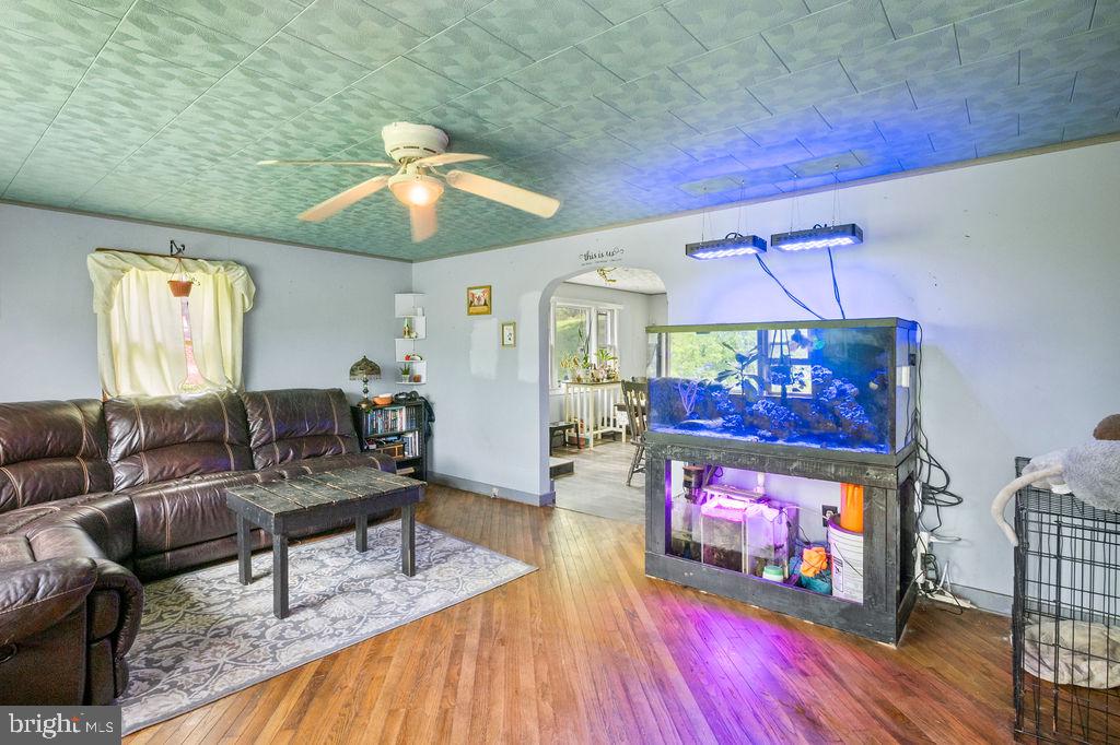1644 Moselem Spring Road Hamburg, PA 19526 - Photo 10 of 26 Cozy living space with vibrant accents.