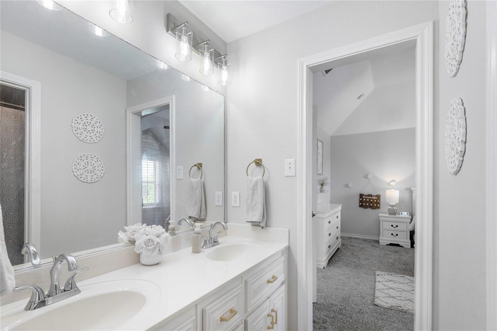 11604 Compton Trail Fort Worth, TX 76244 - Photo 20 of 40 a en suite bathroom with double sink and a mirror