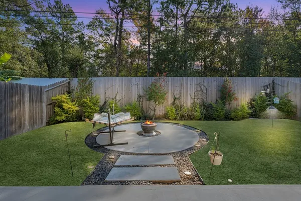 a view of a backyard