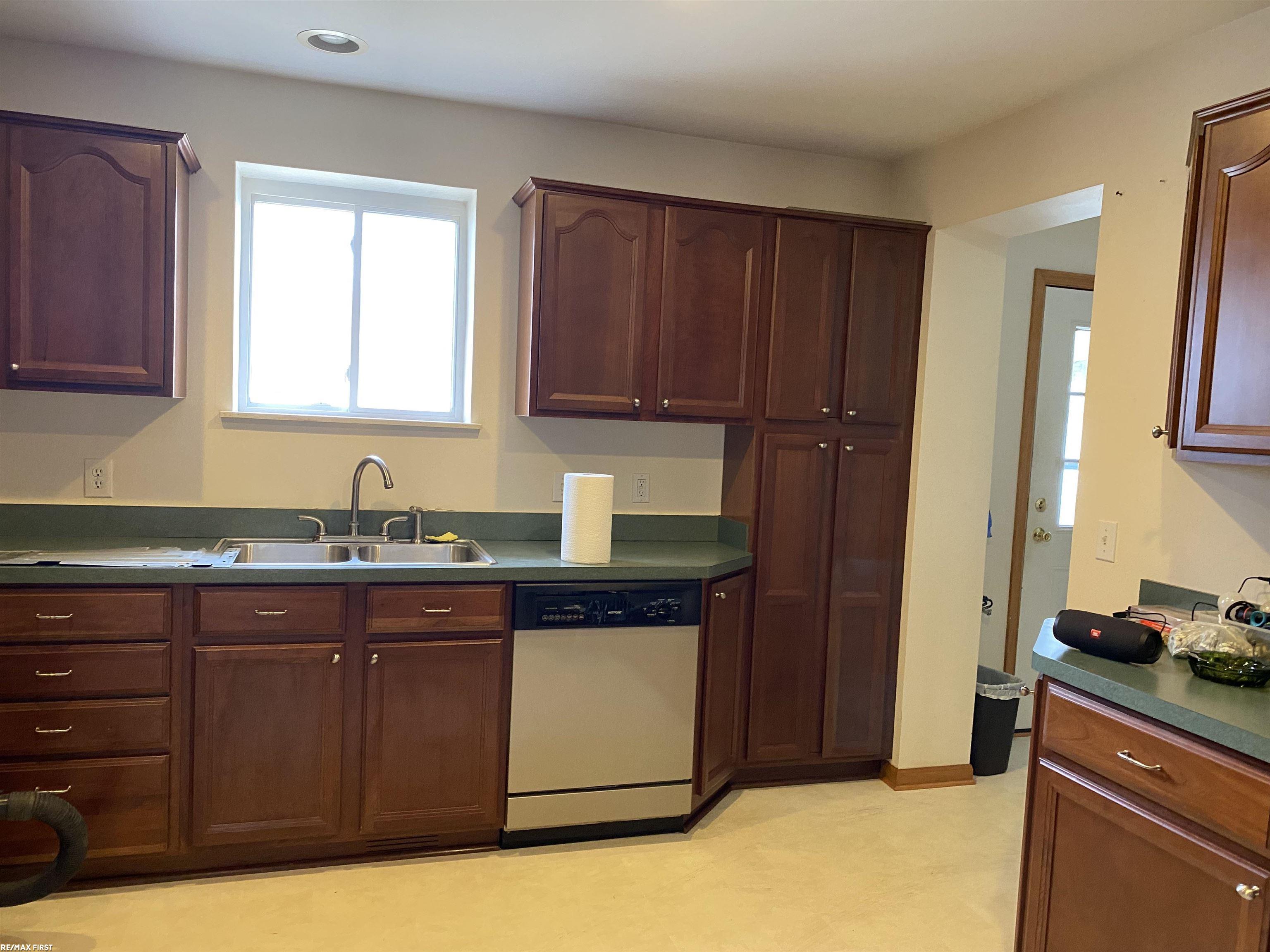 32047 Lakepoint Street Chesterfield, MI 48047 - Photo 4 of 26