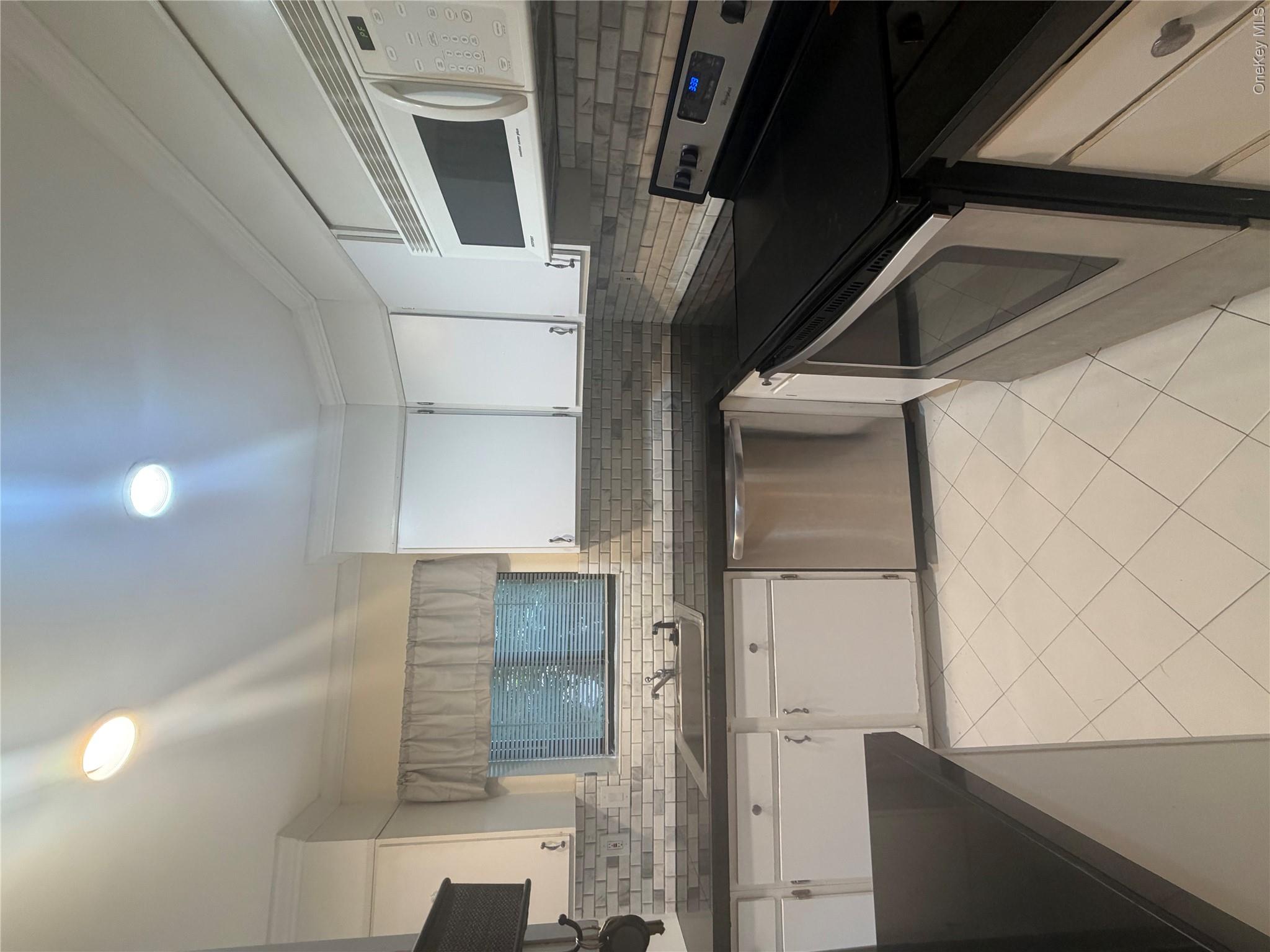 75 Greenway Close, Unit 75 Rye Brook, NY 10573 - Photo 3 of 23 Eat-in kitchen