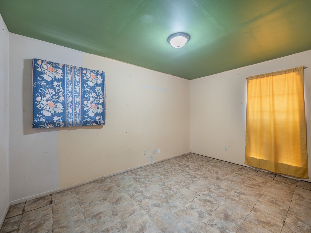 1021 Gardner Road Austin, TX 78721 - Photo 12 of 31 an empty room with windows