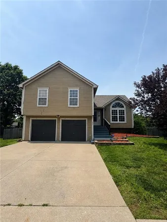 $330,000 | 644 Southeast Jonathon Avenue, Lee's Summit, MO 64063