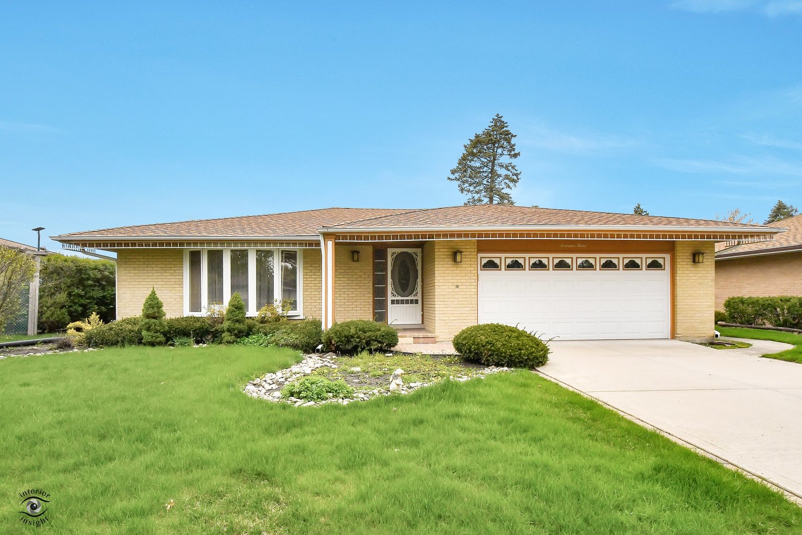1712 Laurel Drive Mount Prospect, IL 60056 - Photo 2 of 26 a front view of a house with garden