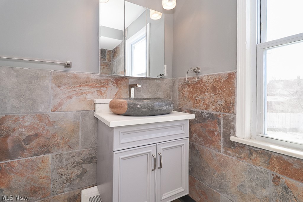4026 Stilmore Road Cleveland, OH 44121 - Photo 11 of 25