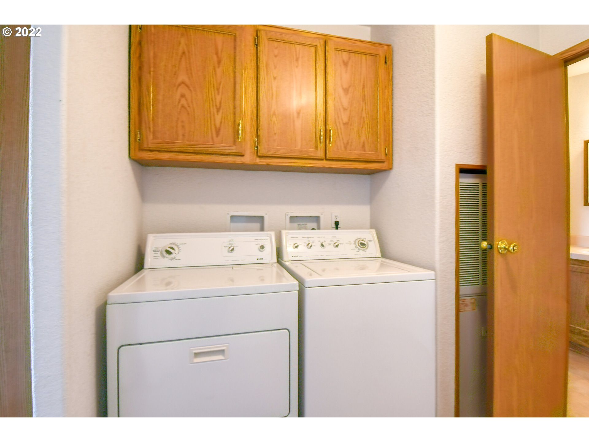 2600 Southwest Goodwin Avenue, Unit 15 Pendleton, OR 97801 - Photo 24 of 30 a utility room with dryer and washer