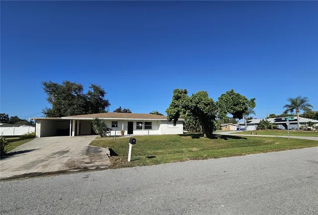 a view of a house with backyard