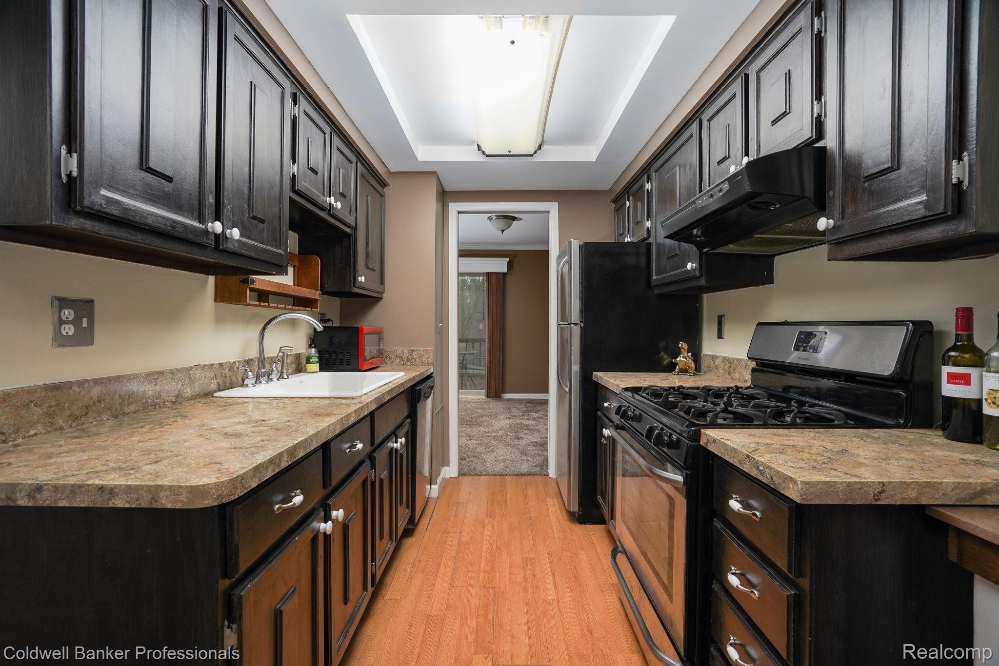 615 Oakbrook West, Unit 11 Rochester, MI 48307 - Photo 8 of 27 8-web-or-mls-615-Oakbrook-West-8.jpg