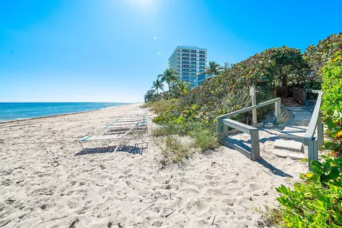a black and white photo of a living room