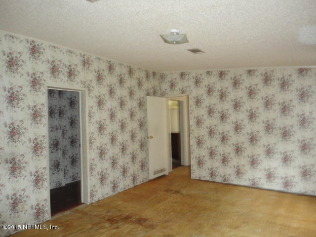 9440 Ridge Boulevard Jacksonville, FL 32208 - Photo 12 of 25 12. MASTER BEDROOM VIEW 3