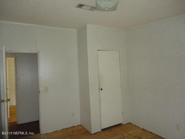 9440 Ridge Boulevard Jacksonville, FL 32208 - Photo 21 of 25 21. BEDROOM 3 VIEW 2