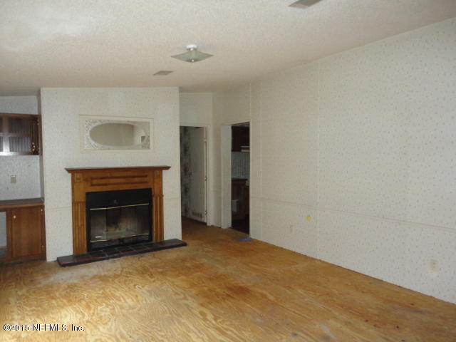 9440 Ridge Boulevard Jacksonville, FL 32208 - Photo 8 of 25 8. LIVING ROOM