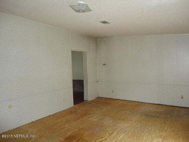 9440 Ridge Boulevard Jacksonville, FL 32208 - Photo 9 of 25 9. LIVING ROOM VIEW 2
