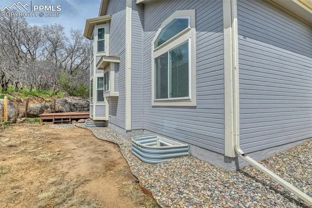 a view of a back yard of the house