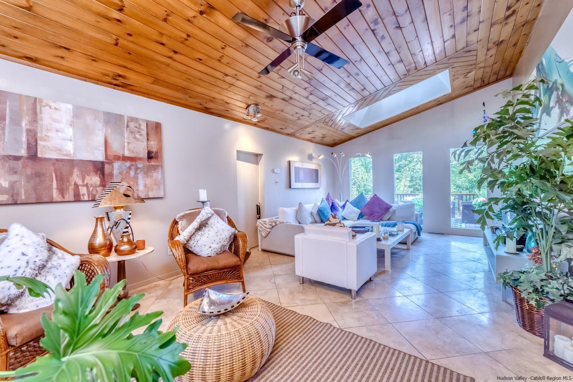 195 Arnold Drive Kingston, NY 12401 - Photo 4 of 35 a living room with furniture chess table and a potted plant