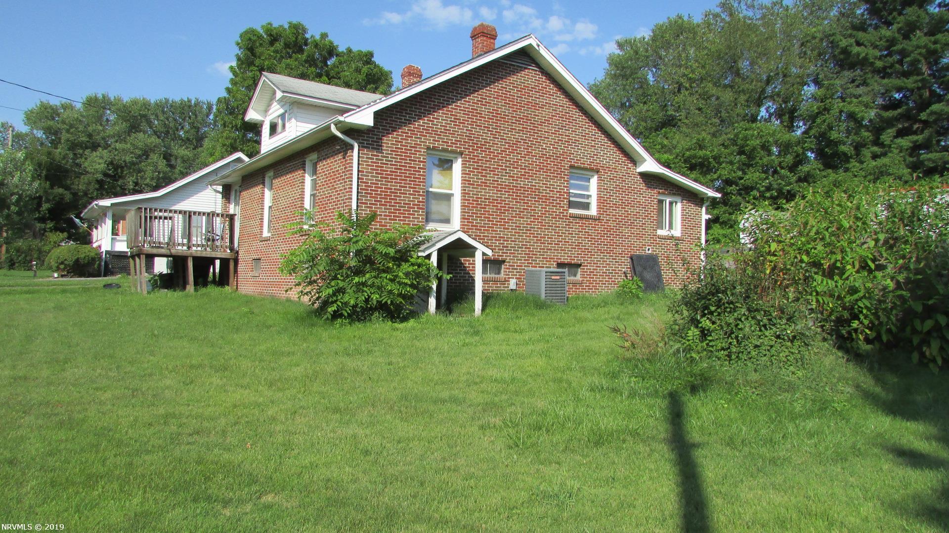 1620 Newbern Road Pulaski, VA 24301 - Photo 2 of 11 Gallery Image 2