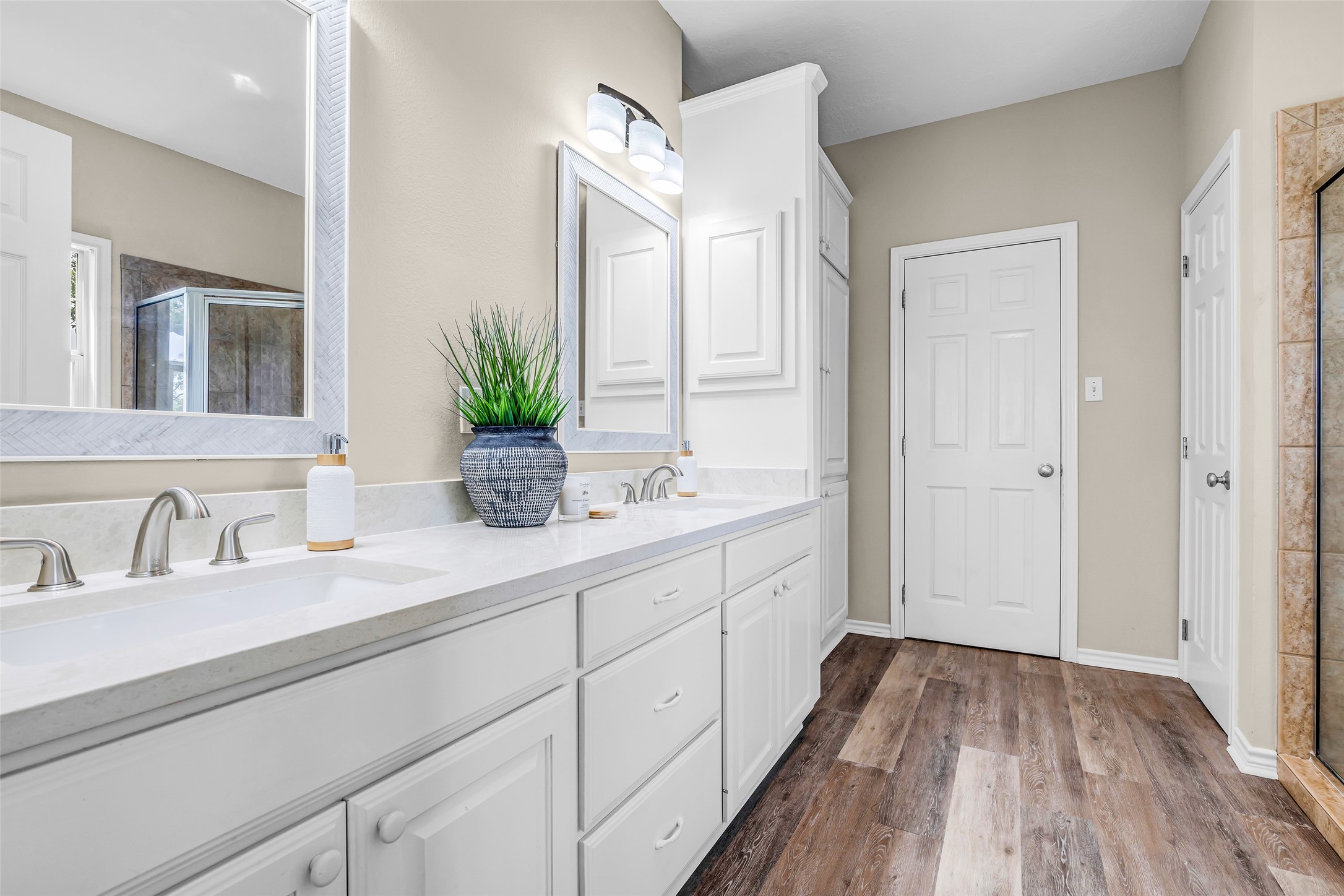 1075 Harrisburg Road Brenham, TX 77833 - Photo 25 of 48 Double sinks so everyone has their turn