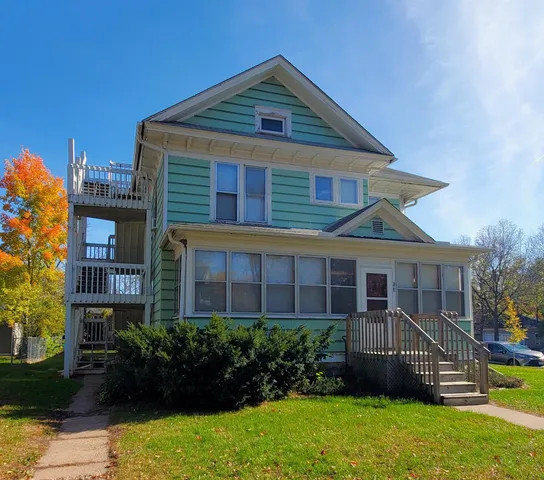 $400 | 126 1/2 South 4th Street, Unit 203, River Falls, WI 54022