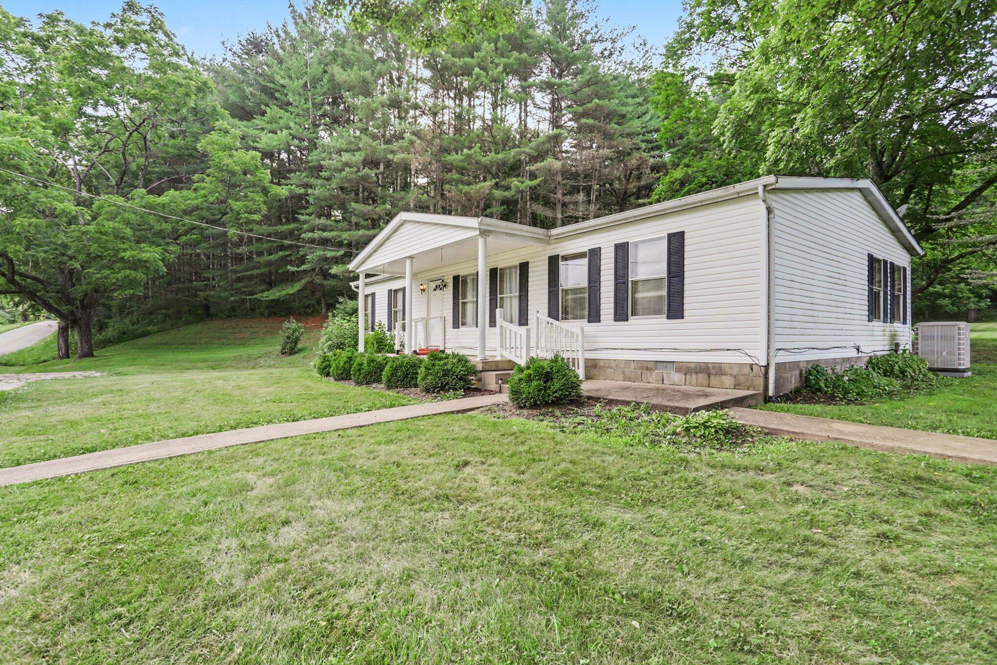 17563 Buckingham Road Logan, OH 43138 - Photo 4 of 32 004_file_7692