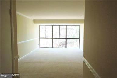 18911 Smoothstone Way Gaithersburg, MD 20886 - Photo 4 of 15 Sun-Filled Living Room