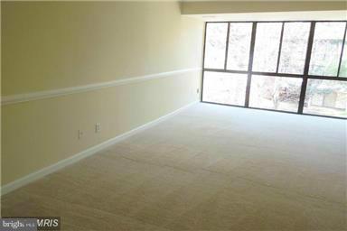 18911 Smoothstone Way Gaithersburg, MD 20886 - Photo 5 of 15 Large Living Room