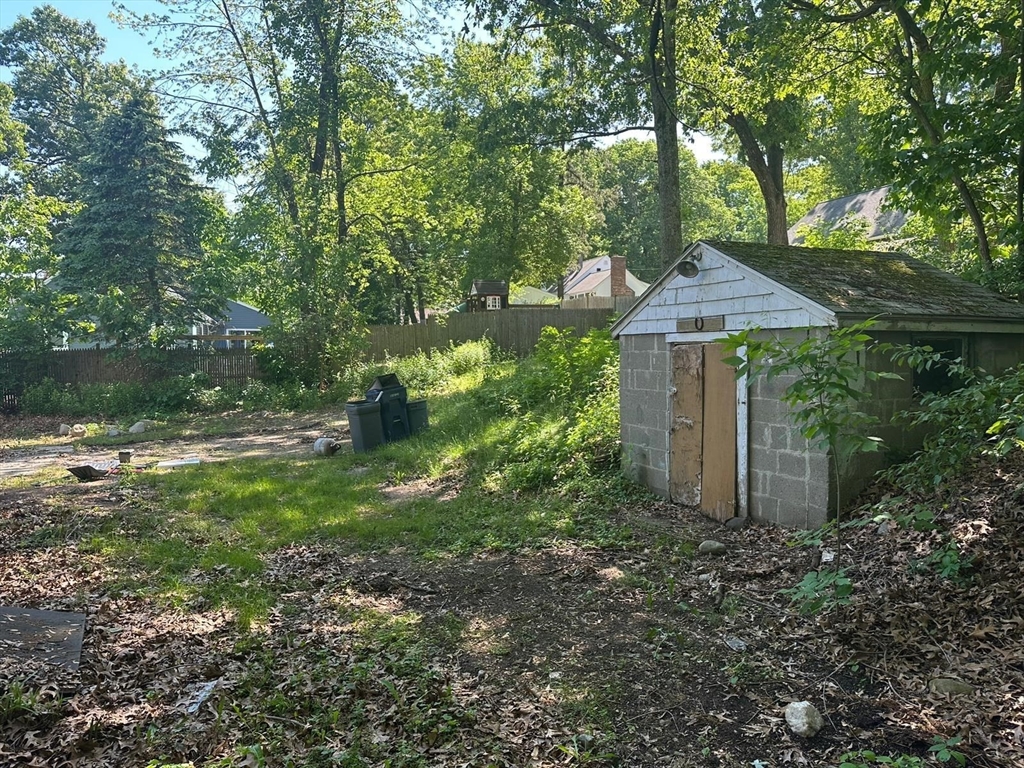 133 Salem Road Billerica, MA 01821 - Photo 5 of 32 a front view of a house with garden