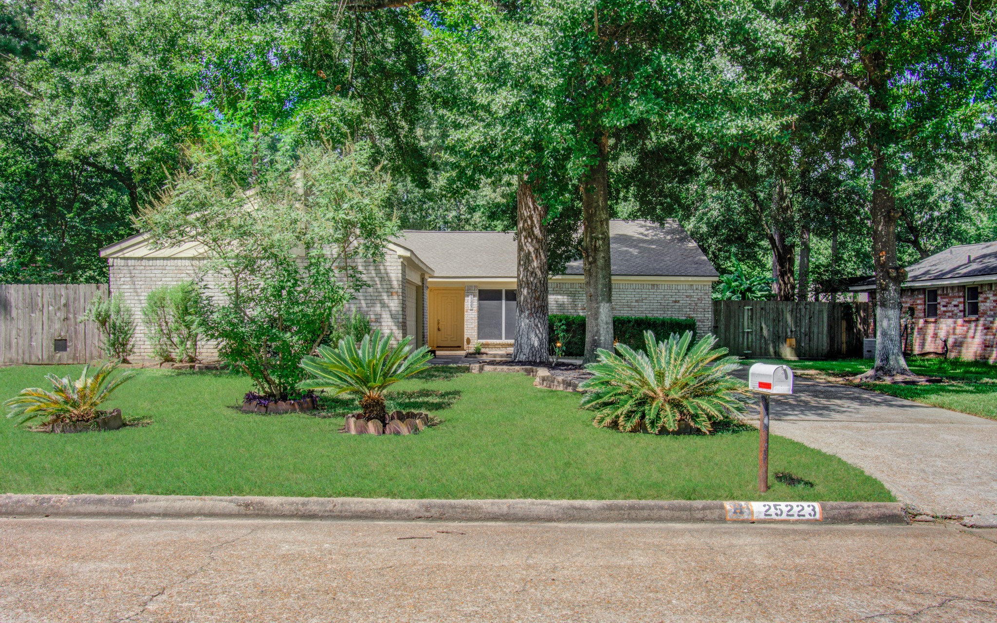 25223 Lynbriar Lane Spring, TX 77373 - Photo 3 of 32