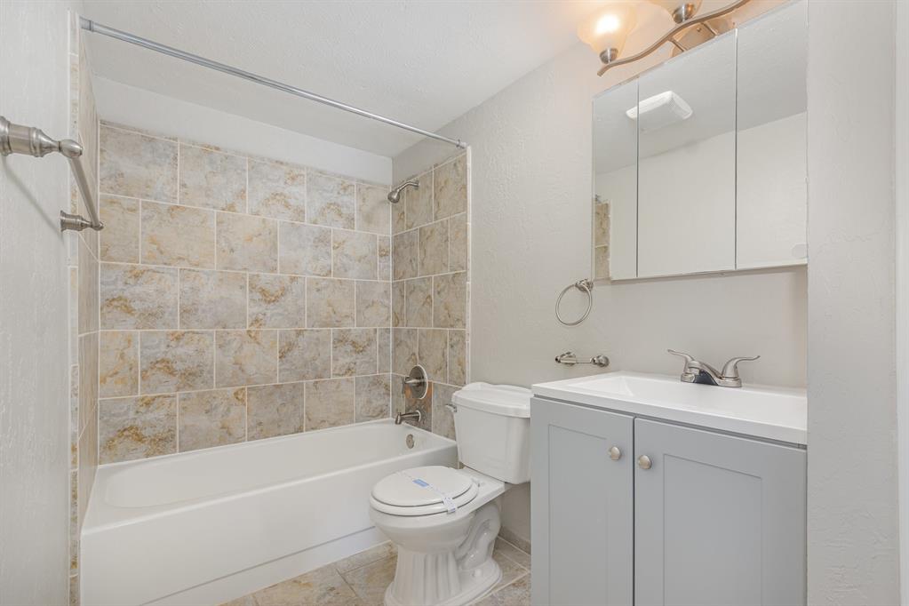 5549 Ragan Drive The Colony, TX 75056 - Photo 13 of 22 a bathroom with a toilet a sink and bathtub