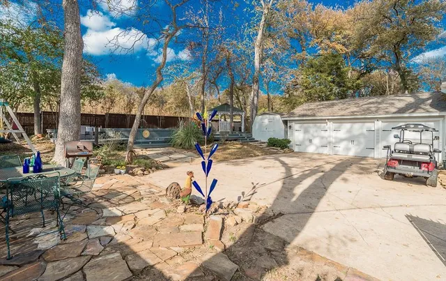 a view of a backyard