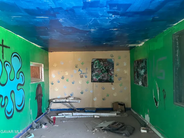 a view of a dry yard