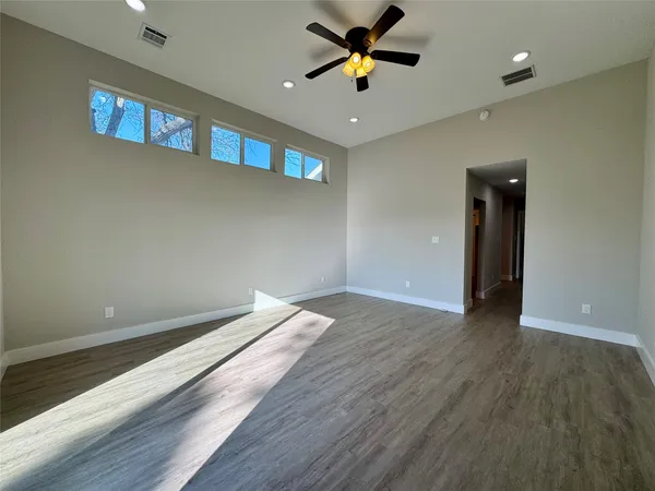 $2,500 | 813 Central Avenue, Elgin, TX 78621