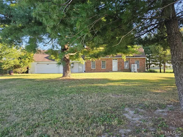 $349,000 | 1050 Maple Grove Avenue, Greenville, IL 62246