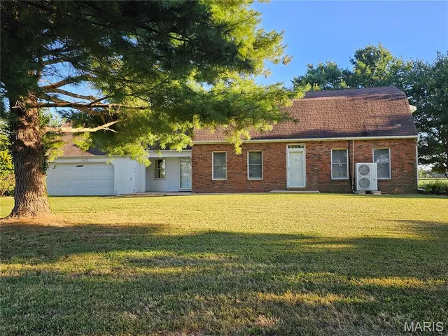 $349,000 | 1050 Maple Grove Avenue, Greenville, IL 62246