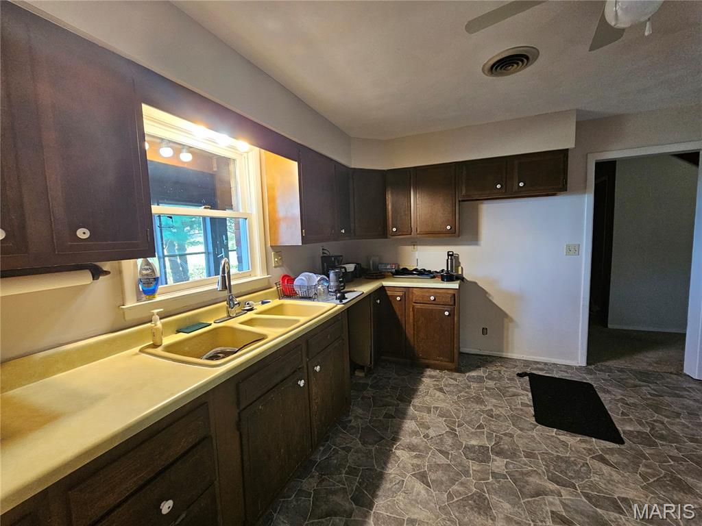 1050 Maple Grove Avenue Greenville, IL 62246 - Photo 4 of 55