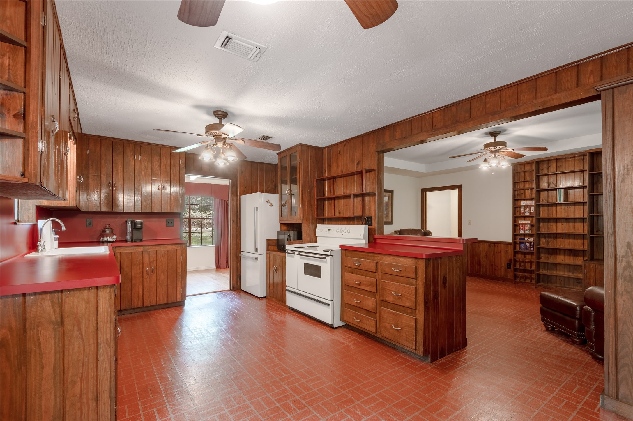 118 Pine Ridge Lane Huntsville, TX 77340 - Photo 10 of 36 Kitchen