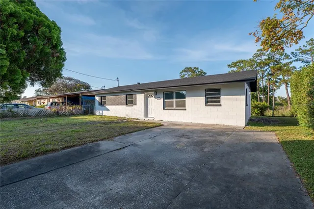 a view of a house with backyard and garden