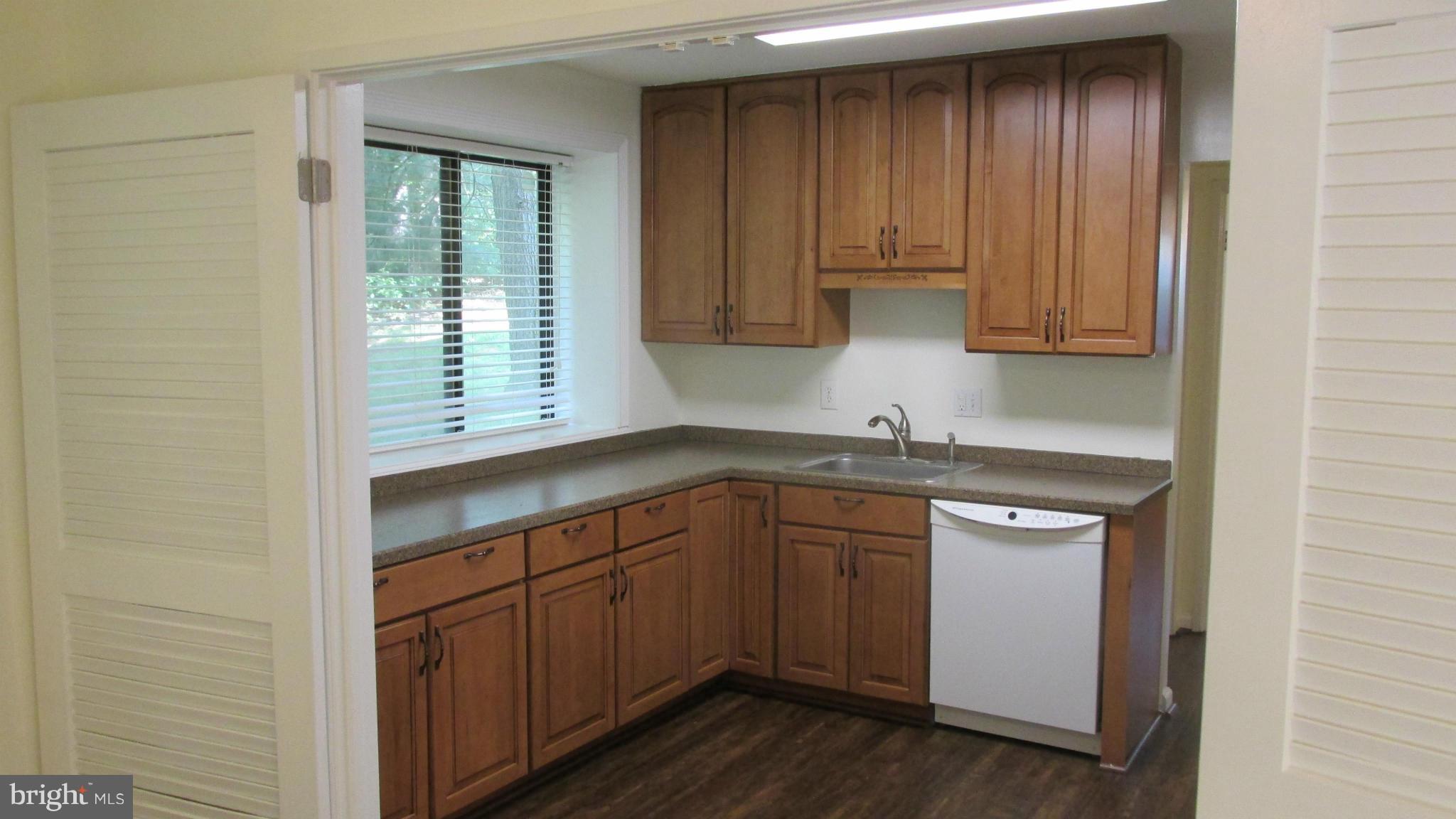 1675 Parkcrest Circle, Unit 101 Reston, VA 20190 - Photo 3 of 12 Kitchen