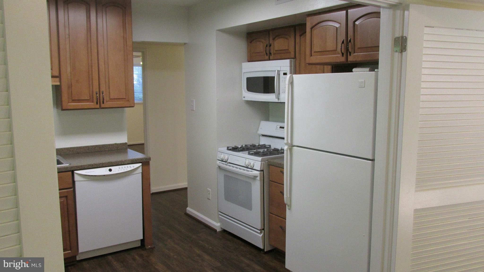 1675 Parkcrest Circle, Unit 101 Reston, VA 20190 - Photo 4 of 12 Kitchen