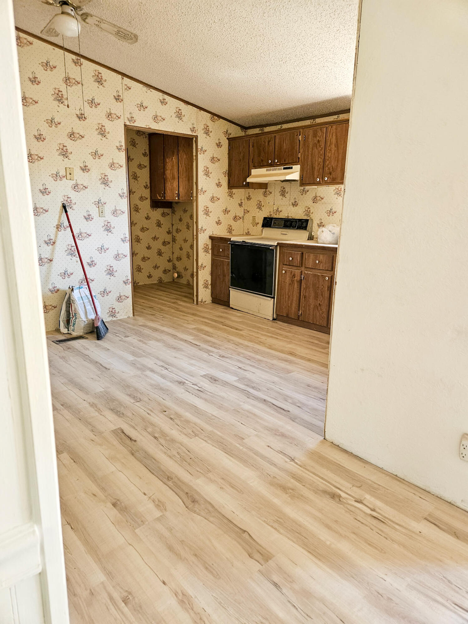 998 Post Oak Road Willow Springs, MO 65793 - Photo 7 of 29 2297350030997201094-2