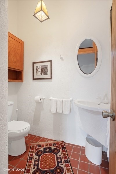 1274 West Lexington Street Chicago, IL 60607 - Photo 9 of 32 a bathroom with a toilet and a mirror