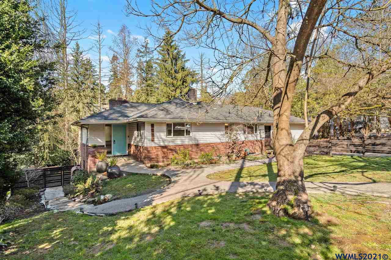 5533 Southwest Vermont Street Portland, OR 97219 - Photo 2 of 30