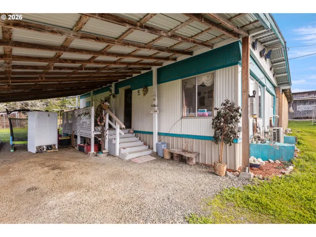 a view of a backyard