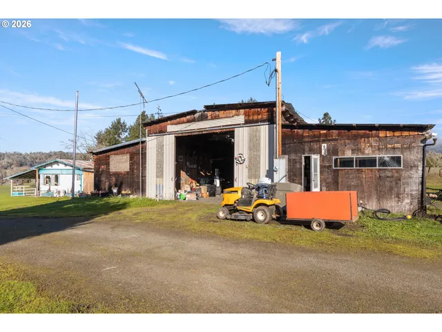 a view of a house with backyard and porch