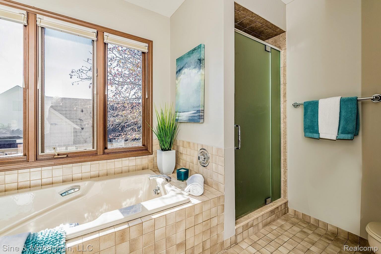 4906 Rivers Edge Drive Troy, MI 48098 - Photo 35 of 60 Updated shower door
