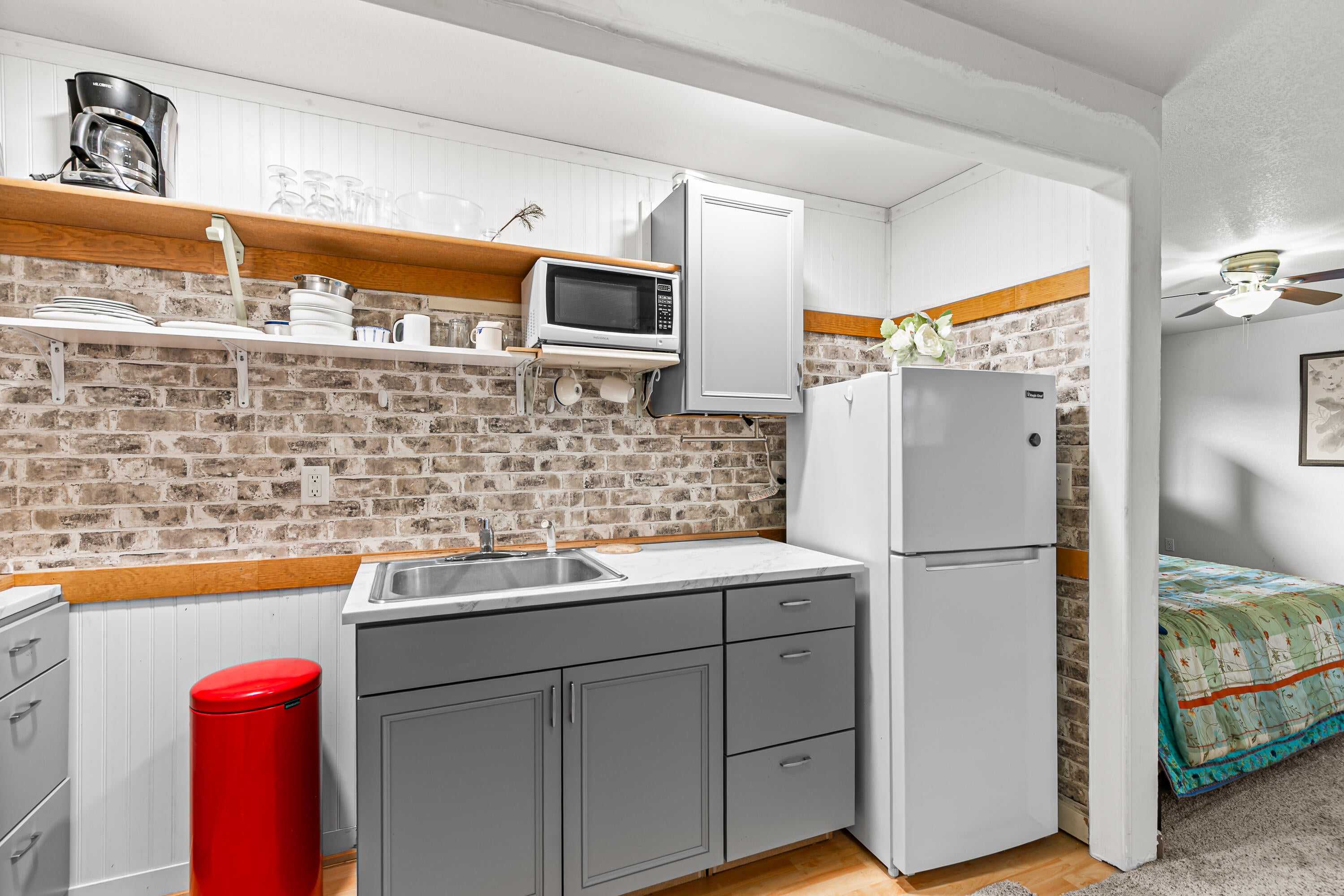 439 Midway Road Medford, OR 97501 - Photo 10 of 23 kitchenette1