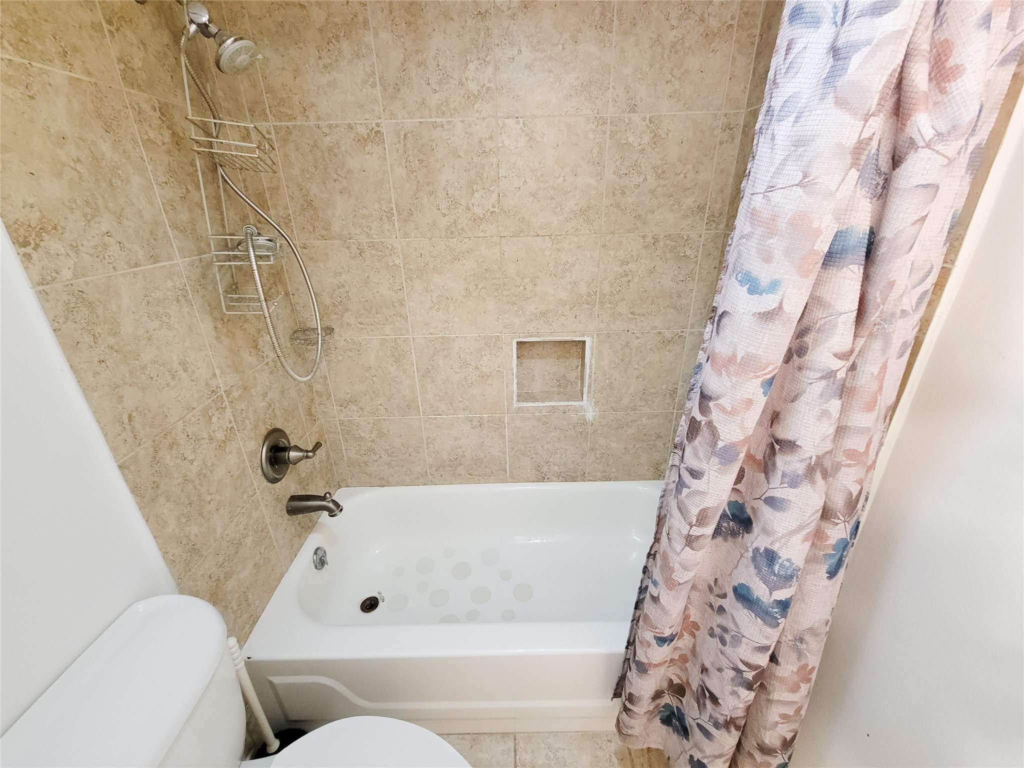 3525 Sage Road, Unit 1605 Houston, TX 77056 - Photo 16 of 33 a bathroom with a bathtub and shower