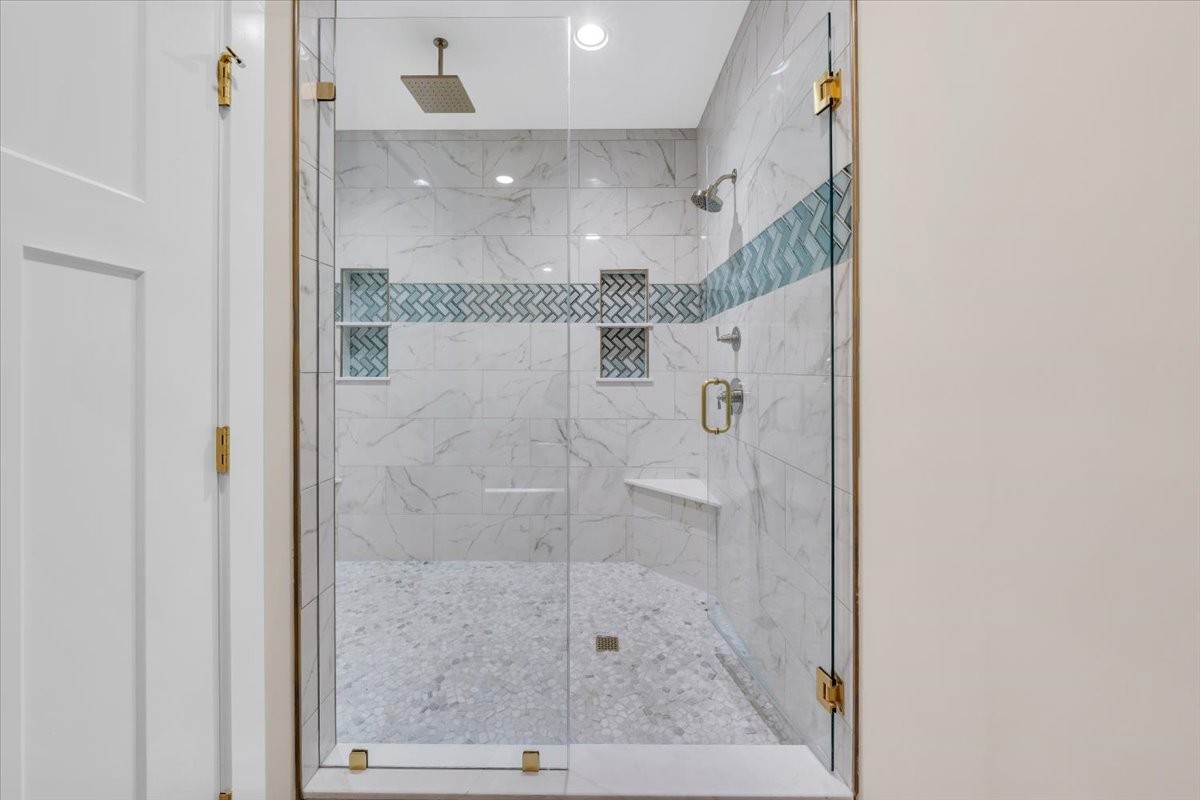 139 Brinkley Road Wartrace, TN 37183 - Photo 21 of 41 a bathroom with a glass shower door