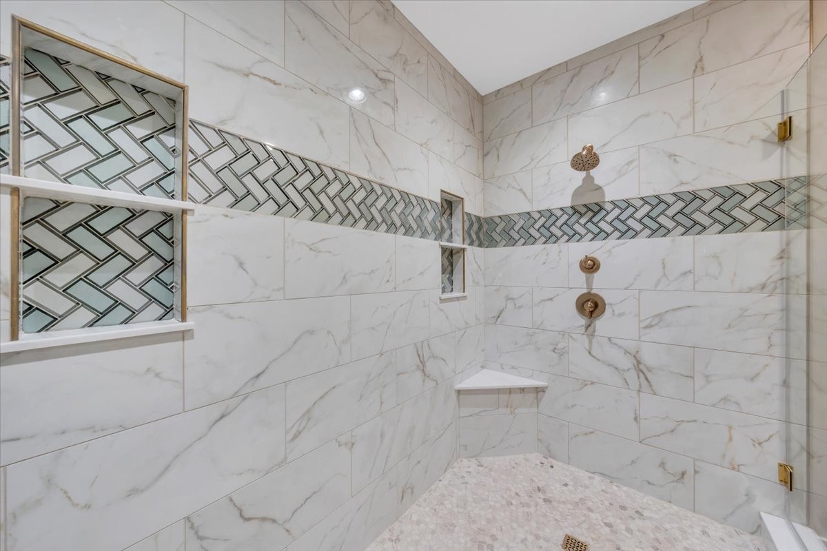 139 Brinkley Road Wartrace, TN 37183 - Photo 25 of 41 a bathroom with a shower