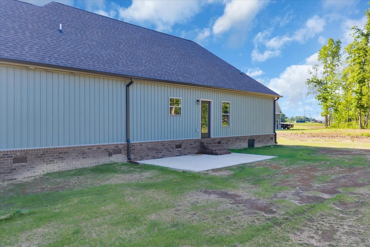 139 Brinkley Road Wartrace, TN 37183 - Photo 36 of 41 a backyard of a house with table and chairs